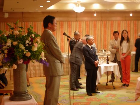 グランドホテル静岡の会場であいさつ