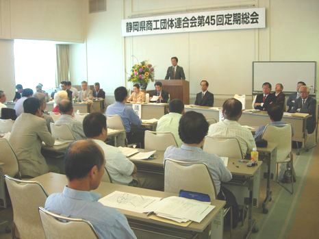 県商連の定期総会であいさつする、ひらが高成