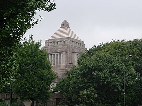 土砂降りの雨の後の国会議事堂