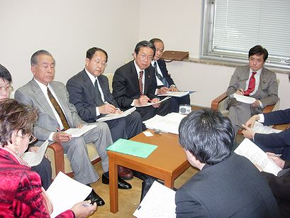 写真右から井上さとし参議院議員、北島定浜松市議、ひらが高成、下山一美三島市議、大石信生岡部町議、西村綾子富士市議、瀬古ゆき子元衆院議員
