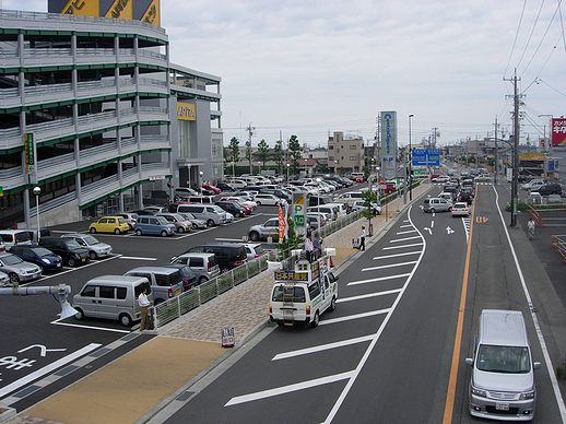 アピタの前での演説を歩道橋から撮りました