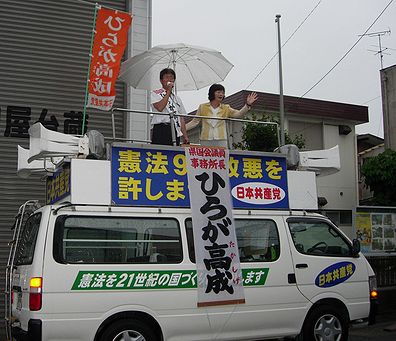 夕方の宣伝に小黒市議も合流し訴えました。どしゃ降りのときは写真も撮れず小降りの時に撮りました。