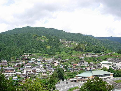 写真は水窪の町並みです。先人の苦労がしのばれます。