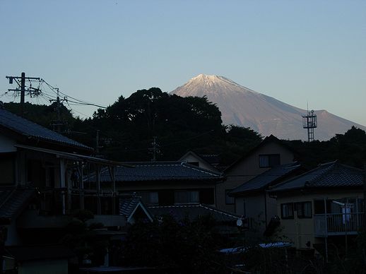 夕方の街頭宣伝で撮りました。夕日に富士山が浮き上がってきれいでした。