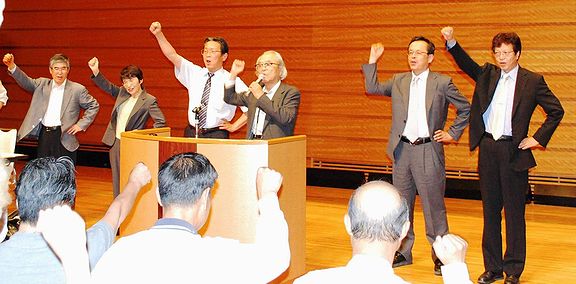 右から池野元章衆院1区候補、平野定義知事候補、栗田寛後援会長と私です。