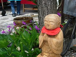 茶店の前のお地蔵さんです。