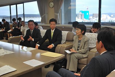 後ろ向きが川勝知事。その左が山村糸子県委員長。その隣が池野元章静岡市葵区県議候補、その隣がひらが高成県議候補