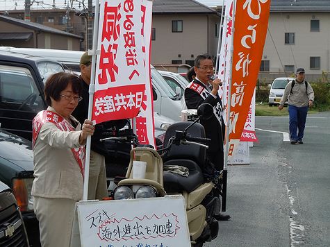 タスキをつけているのが嶋田初江市議、向こう側が私。