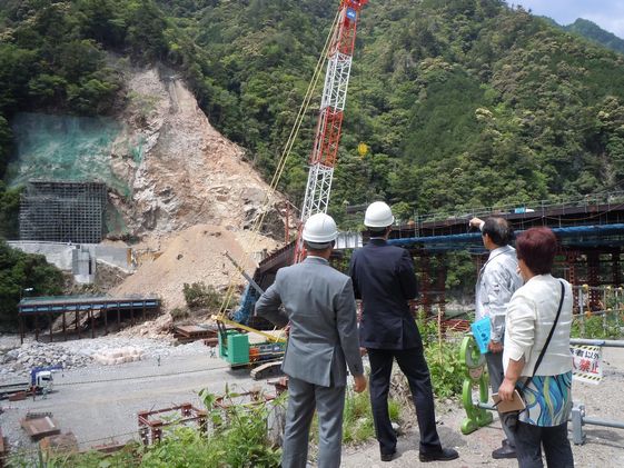 写真左から平賀高成県議、宮本岳志衆議院議員、酒井豊美市議、渡辺まゆみ市議